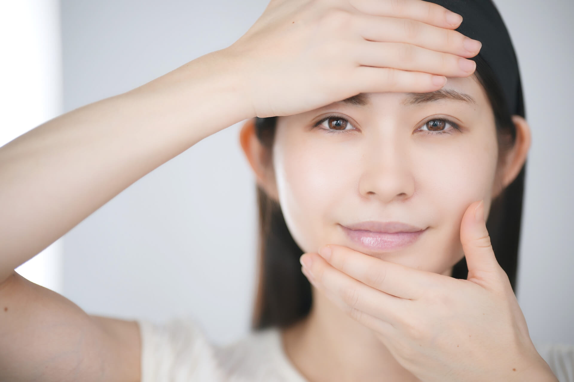 おでこの生え際や毛穴にシミができる原因と特徴