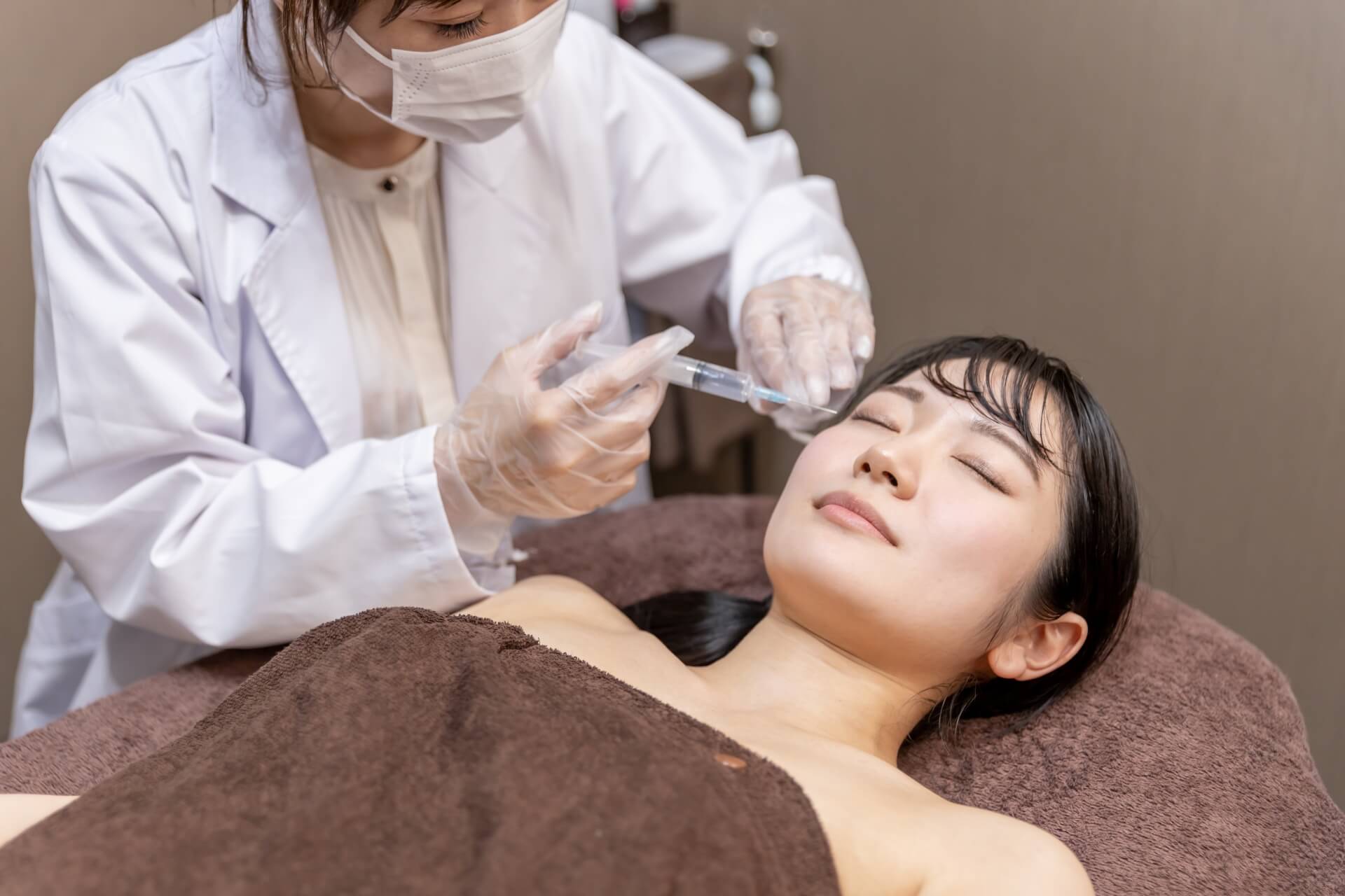 目尻のシワはなぜ目立つ？対策とおすすめ施術