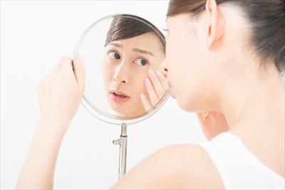 東京の美容外科で目元のシワ取りを考える女性